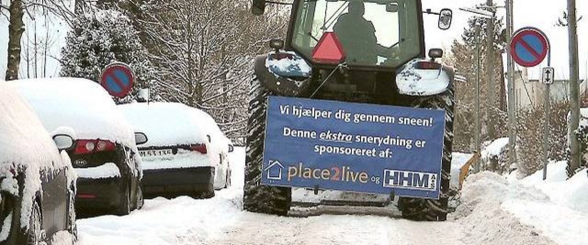 Rolf Høegh fra Place2live og Jacob Mortensen fra HHM er gået sammen om at rydde sne i de små gader.